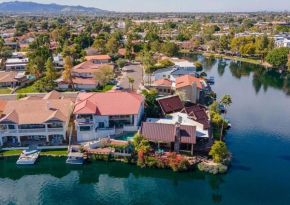 Cozy waterfront Cabin -Pool, WIFI, Gym, Parking-